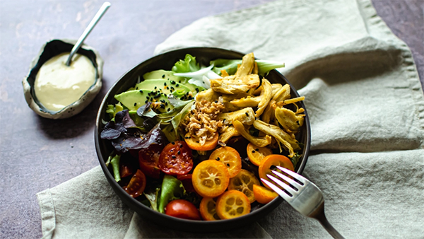 Pollo al kumquat bowl con aderezo de sésamo y jengibre